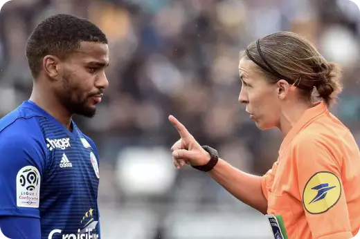 Stéphanie Frappart arbitre un joueur