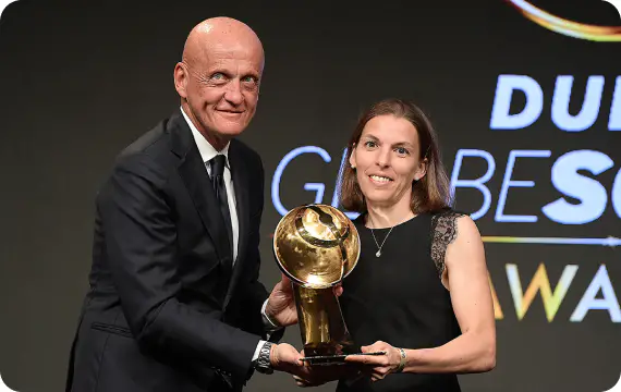 Stéphanie Frappart élu meilleur arbitre féminine du monde en 2019 et 2020